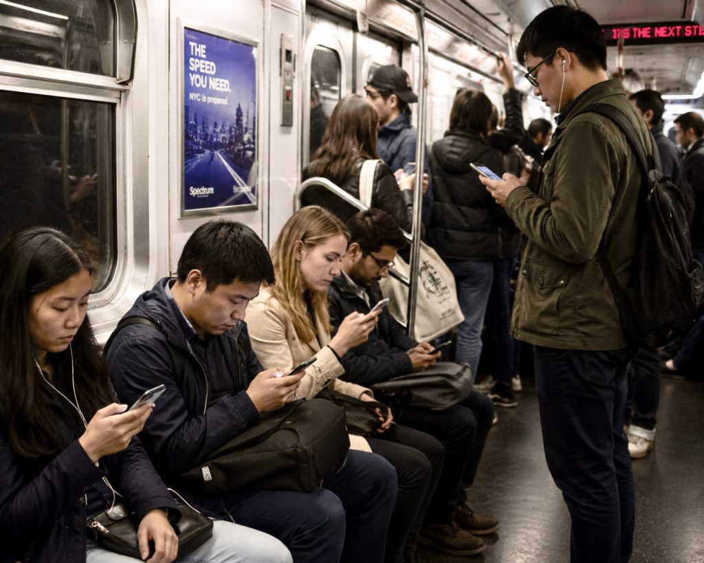 keeping your phone safe while commuting cd4235a7 22c4 4d4a bcf0 a72dc6f0d740